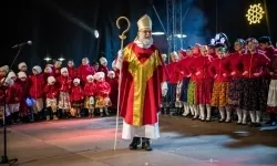 Zamkowa parada świętego Mikołaja przyciągnęła tłumy. W niedzielę wystąpi TOBY (11)