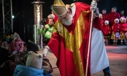 Zamkowa parada świętego Mikołaja przyciągnęła tłumy. W niedzielę wystąpi TOBY (12)