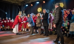 Zamkowa parada świętego Mikołaja przyciągnęła tłumy. W niedzielę wystąpi TOBY (10)