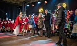 Zamkowa parada świętego Mikołaja przyciągnęła tłumy. W niedzielę wystąpi TOBY (10)