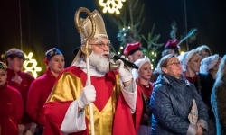 Zamkowa parada świętego Mikołaja przyciągnęła tłumy. W niedzielę wystąpi TOBY (12)