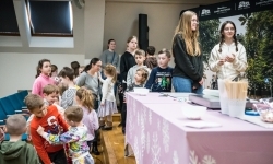 Karmel i balony na Zamku Piastowskim. Atrakcje dla dzieci w ramach akcji Wakacje w Powiecie (12)