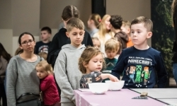 Karmel i balony na Zamku Piastowskim. Atrakcje dla dzieci w ramach akcji Wakacje w Powiecie (15)
