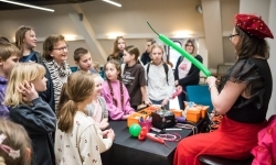 Karmel i balony na Zamku Piastowskim. Atrakcje dla dzieci w ramach akcji Wakacje w Powiecie (16)