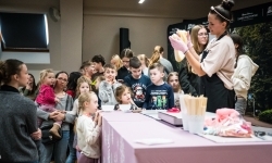 Karmel i balony na Zamku Piastowskim. Atrakcje dla dzieci w ramach akcji Wakacje w Powiecie (19)