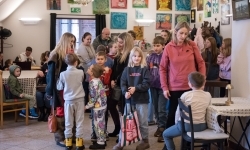 Karmel i balony na Zamku Piastowskim. Atrakcje dla dzieci w ramach akcji Wakacje w Powiecie (1)