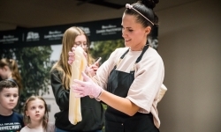 Karmel i balony na Zamku Piastowskim. Atrakcje dla dzieci w ramach akcji Wakacje w Powiecie (1)