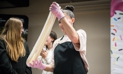 Karmel i balony na Zamku Piastowskim. Atrakcje dla dzieci w ramach akcji Wakacje w Powiecie (3)