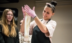 Karmel i balony na Zamku Piastowskim. Atrakcje dla dzieci w ramach akcji Wakacje w Powiecie (4)