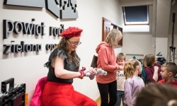 Karmel i balony na Zamku Piastowskim. Atrakcje dla dzieci w ramach akcji Wakacje w Powiecie (5)