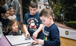 Karmel i balony na Zamku Piastowskim. Atrakcje dla dzieci w ramach akcji Wakacje w Powiecie (8)