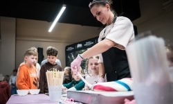 Karmel i balony na Zamku Piastowskim. Atrakcje dla dzieci w ramach akcji Wakacje w Powiecie (11)