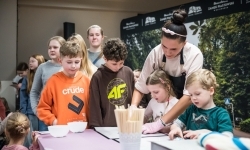Karmel i balony na Zamku Piastowskim. Atrakcje dla dzieci w ramach akcji Wakacje w Powiecie (13)