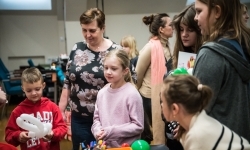 Karmel i balony na Zamku Piastowskim. Atrakcje dla dzieci w ramach akcji Wakacje w Powiecie (17)