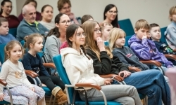 Karmel i balony na Zamku Piastowskim. Atrakcje dla dzieci w ramach akcji Wakacje w Powiecie (1)