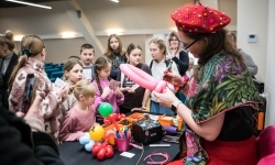 Karmel i balony na Zamku Piastowskim. Atrakcje dla dzieci w ramach akcji Wakacje w Powiecie (4)