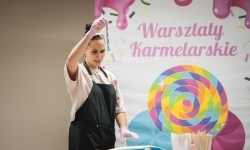 Karmel i balony na Zamku Piastowskim. Atrakcje dla dzieci w ramach akcji Wakacje w Powiecie (12)