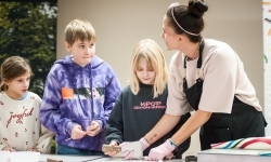 Karmel i balony na Zamku Piastowskim. Atrakcje dla dzieci w ramach akcji Wakacje w Powiecie (17)