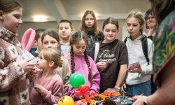 Karmel i balony na Zamku Piastowskim. Atrakcje dla dzieci w ramach akcji Wakacje w Powiecie (6)