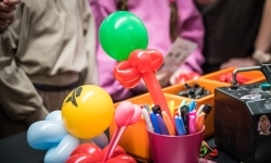 Karmel i balony na Zamku Piastowskim. Atrakcje dla dzieci w ramach akcji Wakacje w Powiecie (7)