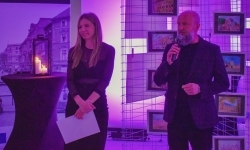 Magiczny wernisaż prac młodych tw&oacute;rc&oacute;w w zamkowej słodowni (3)