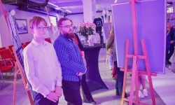 Magiczny wernisaż prac młodych tw&oacute;rc&oacute;w w zamkowej słodowni (7)
