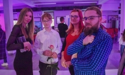 Magiczny wernisaż prac młodych tw&oacute;rc&oacute;w w zamkowej słodowni (1)