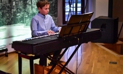 Muzyczne powitanie wiosny na Zamku Piastowskim &ndash; koncert uczni&oacute;w Ogniska Muzycznego Fulnart (9)