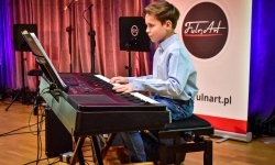 Muzyczne powitanie wiosny na Zamku Piastowskim &ndash; koncert uczni&oacute;w Ogniska Muzycznego Fulnart (10)