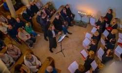 Pieśni wielkopostne w kaplicy zamkowej. Owacje na stojąco dla scholi &bdquo;Od Serca&rdquo; (16)