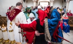 W zamkowej kaplicy odbyło się pasowanie na rycerza (3)