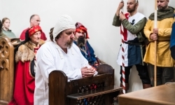 W zamkowej kaplicy odbyło się pasowanie na rycerza (9)