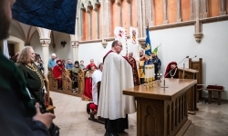W zamkowej kaplicy odbyło się pasowanie na rycerza (12)