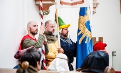 W zamkowej kaplicy odbyło się pasowanie na rycerza (15)