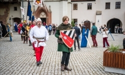 W zamkowej kaplicy odbyło się pasowanie na rycerza (9)