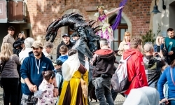 Szczudlarze i smok z grupy STEAM SHOW z Białorusi (1)