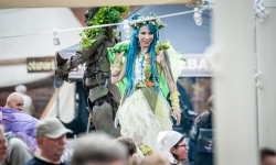 Szczudlarze i smok z grupy STEAM SHOW z Białorusi (14)