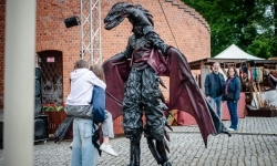 Szczudlarze i smok z grupy STEAM SHOW z Białorusi (4)
