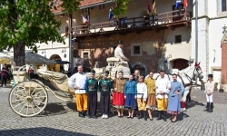 Pierwsze przejażdżki powozem z dziedzińca Zamku Piastowskiego alejkami Parku Zamkowego w Raciborzu już za nami (11)