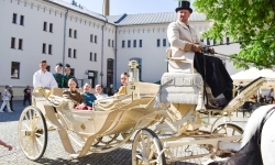 Pierwsze przejażdżki powozem z dziedzińca Zamku Piastowskiego alejkami Parku Zamkowego w Raciborzu już za nami (13)