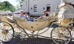 Pierwsze przejażdżki powozem z dziedzińca Zamku Piastowskiego alejkami Parku Zamkowego w Raciborzu już za nami (6)