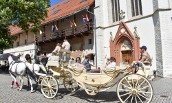 Pierwsze przejażdżki powozem z dziedzińca Zamku Piastowskiego alejkami Parku Zamkowego w Raciborzu już za nami (7)