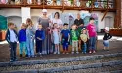 Średniowieczne warsztaty oraz teatrzyki na zamkowym dziedzińcu (11)