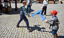 Średniowieczne warsztaty oraz teatrzyki na zamkowym dziedzińcu (12)