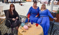 Średniowieczne warsztaty oraz teatrzyki na zamkowym dziedzińcu (13)