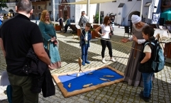 Średniowieczne warsztaty oraz teatrzyki na zamkowym dziedzińcu (8)