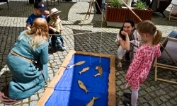 Średniowieczne warsztaty oraz teatrzyki na zamkowym dziedzińcu (16)