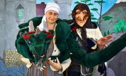 Średniowieczne warsztaty oraz teatrzyki na zamkowym dziedzińcu (4)