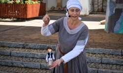 Średniowieczne warsztaty oraz teatrzyki na zamkowym dziedzińcu (8)