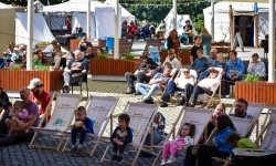Średniowieczne warsztaty oraz teatrzyki na zamkowym dziedzińcu (9)